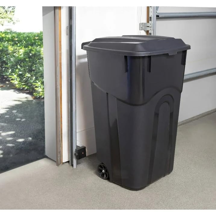 32 Gallon Black Wheeled Plastic Trash Can L413